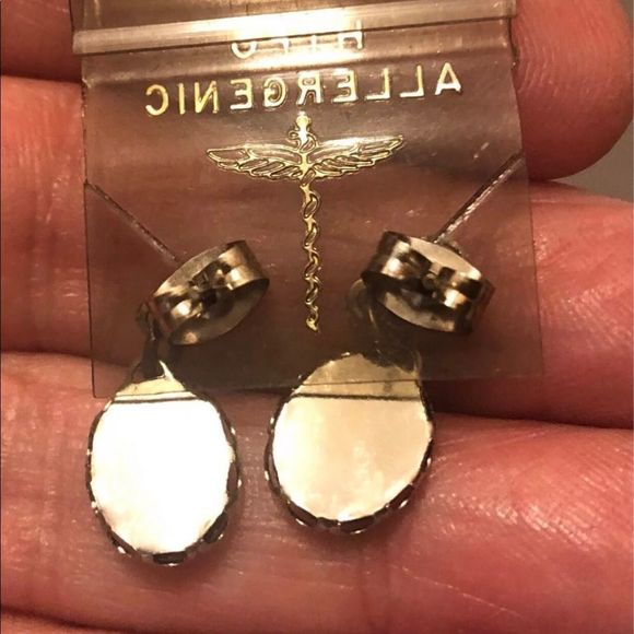 Cameo pierced dangling earrings NWOT - Picture 2 of 5